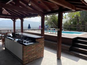 Casa com piscina e incrível vista para lagoa