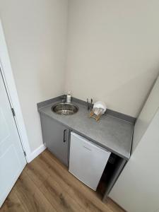 Stylish Acton Studio Fast Central Connection