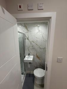 Stylish Acton Studio Fast Central Connection