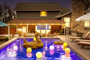 Lux 5BR gem with Heated Pool, SPA, and Outdoor Movie Theater