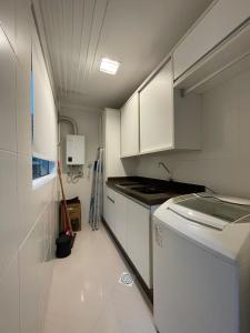 3 suítes a poucos metros do MAR em Meia Praia!