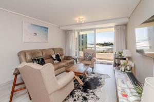 Lagoon Beach Apartment with Pool and Ocean Views