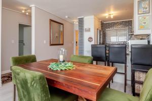 Lagoon Beach Apartment with Pool and Ocean Views