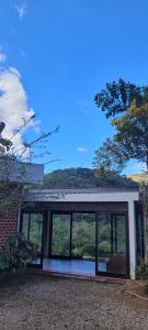 Loft com vista panorâmica em área de 2000m2 e piscina imensa na propriedade