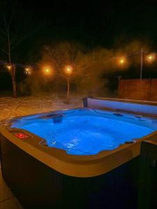 Luxe Spa Cabin: Hot Tub + Sauna + Fire