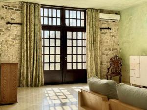 Artists House, Villa in Utique