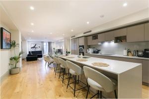 Park Lane Luxury 2BR Sleeps 6 Hyde Park View PL12C