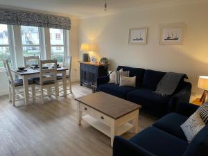 Driftwood - come stay in a cosy coastal apartment!