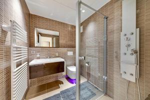 Modern 3-Bedroom Lakeview Apartment in Montreux by GuestLee
