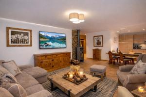 Laax Cozy Apartment Ski Bus in front of the Door