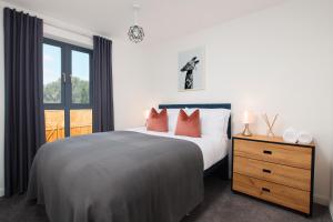 Huge Modern 5BR Home - Perfect For Long Stays!