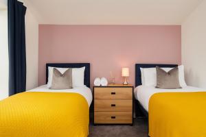 Huge Modern 5BR Home - Perfect For Long Stays!