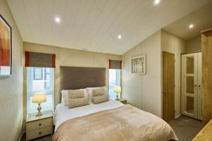 Heathery Lodge with Hot Tub