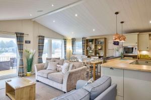 Heathery Lodge with Hot Tub