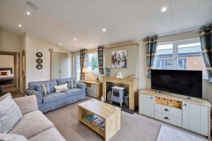 Heathery Lodge with Hot Tub