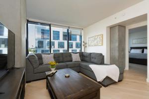 2Bed Apt View of Hollywood Sign & Rooftop Pool