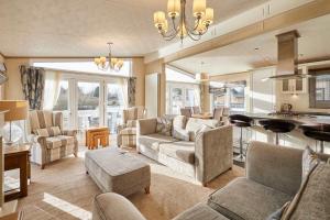 Lakeside Gem with Hot Tub