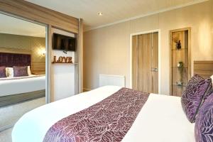 Enzos Lodge with Hot Tub