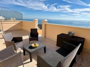 Duplex avec Jacuzzi, piscine, terrasses et vues a 180º sur la mer