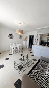 Le Richelieu apartment with small sea view