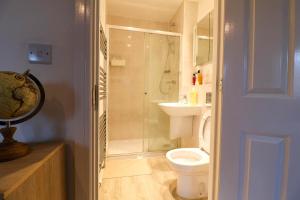 Stylish 4 Bed House In Lakeside