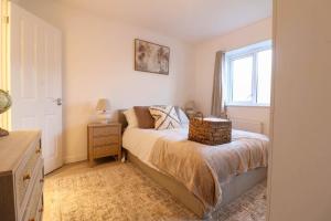 Stylish 4 Bed House In Lakeside