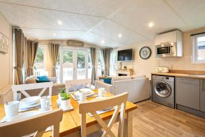 Springwood Lodge with Hot Tub