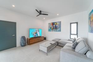 See 18 - 3BR Private Pool Villa 900 m SilverBeach by MO Estate