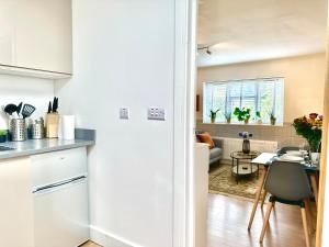 Modern Studio Garden view 5 min from Metro Station Elizabeth Line