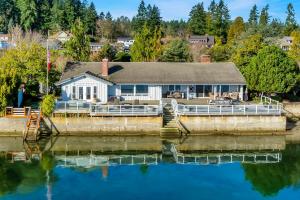 Shaws Cove Beachouse