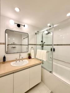 Modern 4BR in Central BGC Walk to Shangrila and Ascot