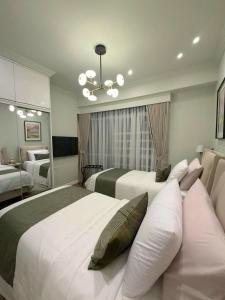 Modern 4BR in Central BGC Walk to Shangrila and Ascot
