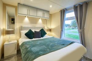 Woodpark Lodge with Hot Tub