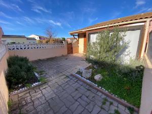 Charmante Villa T2 avec Terrasse, Clim en Option, Parking Privé, Proche Plage et Commerces - FR-1-81-279