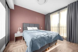 New modern city center apt with Old Town views