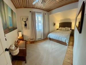 Om chalet 2 avec spa et foyer bordé du fleuve