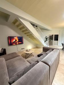 Casa Alegre - Stunning Taal View with Rooftop Deck Family House
