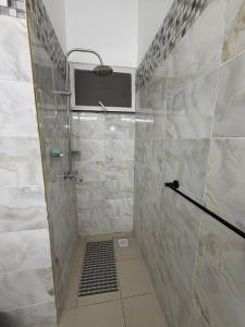 Luxury 2BR Apartment with AC, WiFi, Hot Showers