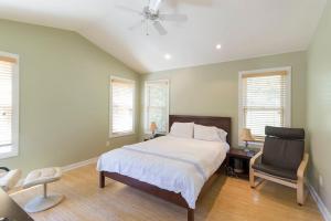 1BR 1BA Near Downtown and Town Lake w Parking, Balcony by Austin Vacay