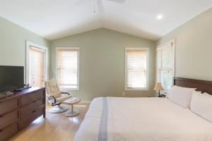 1BR 1BA Near Downtown and Town Lake w Parking, Balcony by Austin Vacay