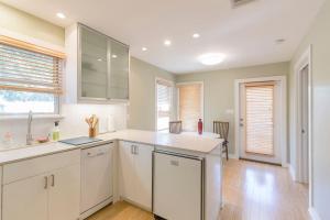 1BR 1BA Near Downtown and Town Lake w Parking, Balcony by Austin Vacay