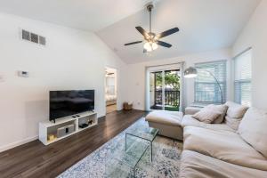 2BR 2BA Condo 10 Mins to Downtown, Steps to Zilker Park by Austin Vacay