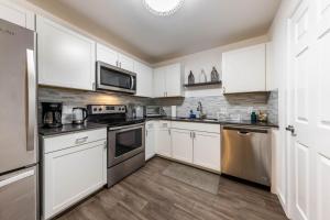 2BR 2BA Condo 10 Mins to Downtown, Steps to Zilker Park by Austin Vacay