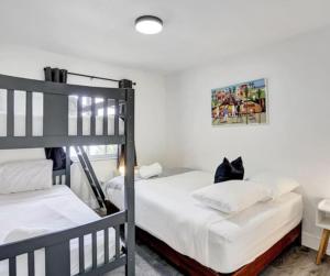 8BR Pool Reatreat (Fenced Yard)