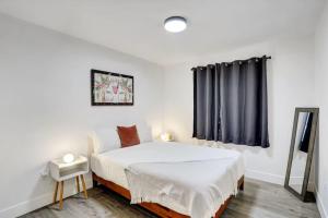 8BR Pool Reatreat (Fenced Yard)