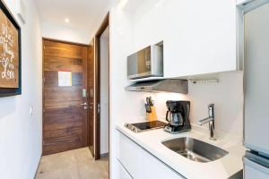 Modern Central Studio w Pools & Beach Nearby