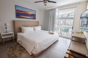 Modern Central Studio w Pools & Beach Nearby