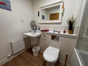 Driftwood - come stay in a cosy coastal apartment!