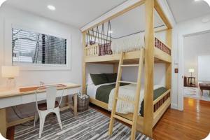 Modern Cozy Forest Haus Getaway HotTub & Fireplace