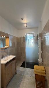 Bel Appartement Spacieux et lumineux climatisé de 120m2 dans villa avec piscine